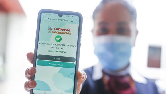 El Ministerio de Salud remarcó que hasta el momento es necesario presentar el carnet de vacunación con tres dosis contra el COVID-19. (Foto: Andina)