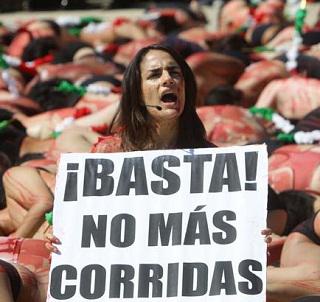 México: Protestan semidesnudos contra las corridas de toros