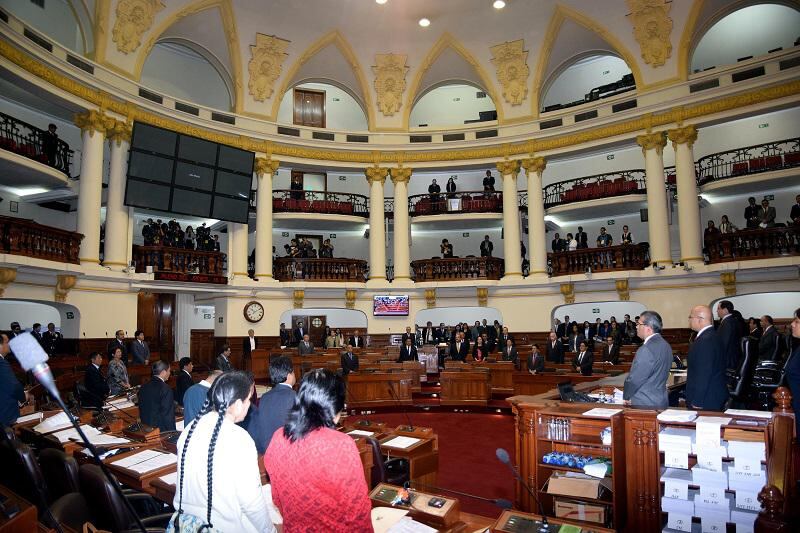 Congreso guarda minuto de silencio por víctimas en París y de bombardeos