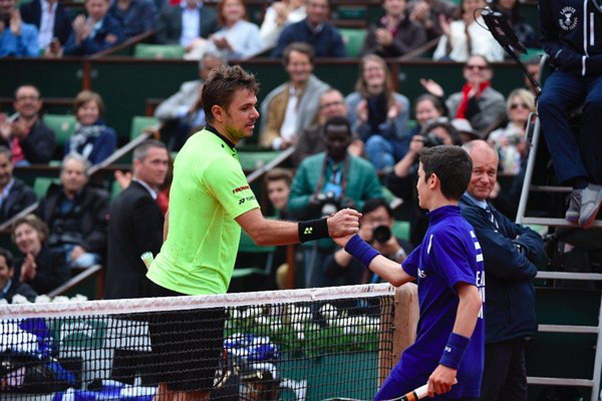 Roland Garros: Stan Wawrinka pide a recogepelotas que pelotee con él mientras atendían a rival  (VIDEO)