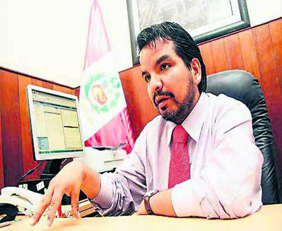 La Fiscalía salva a procurador Julio Arbizu