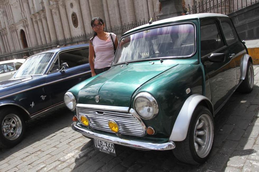 Exhiben autos antiguos en Plaza de Armas