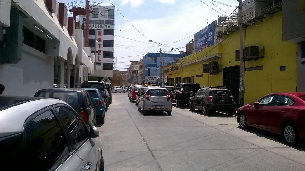 Incomodidad por parqueo informal en las principales calles de Chiclayo (FOTOS)