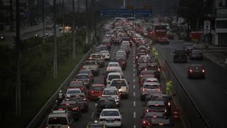 Tercera vacunatón: Reportan filas de autos en varias cuadras para acceder a las inmunizaciones en el Jockey Plaza (FOTOS)