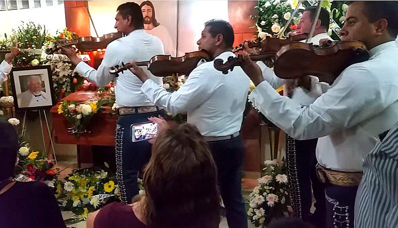 ​Profesor Jirafales: Mariachis conmueven tocando melodía de El chavo del 8 en funeral