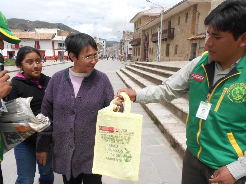 Con bolsa de yute buscan reducir uso de bolsas de plástico