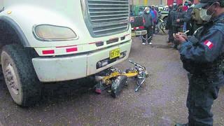 Joven motociclista muere tras ser embestido y arrollado por camión en Puno