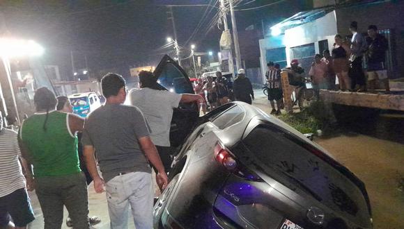 Chincha: Auto cae en la acequia Ñoco al cruzar el puente Alfonso Ugarte.