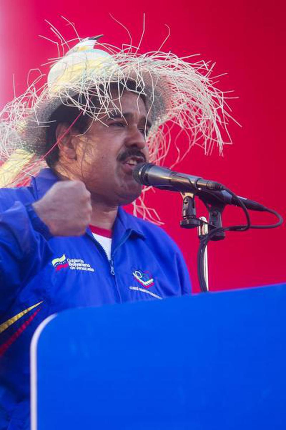 Maduro usa sombrero con un pajarito en acto de campaña