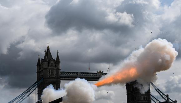 El Death Gun Salute es disparado en la Torre de Londres por la Honorable Artillery Company que tiene lugar para conmemorar la muerte de la reina Isabel II, en Londres el 9 de septiembre de 2022. (Foto: Glyn KIRK / AFP)