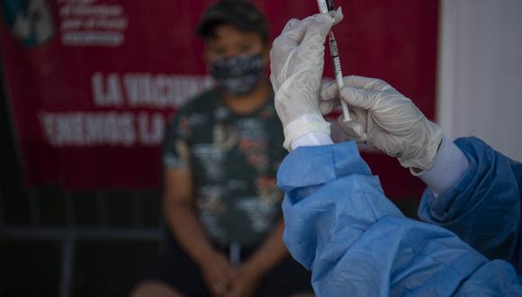 El total de ciudadanos inoculados con dos dosis es de 25′739.728, informó el Minsa. (Photo by ERNESTO BENAVIDES / AFP)