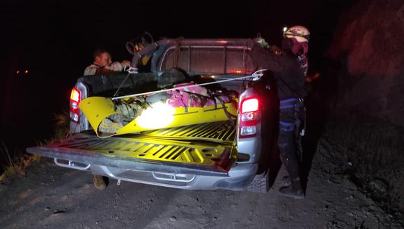Conductor de maquinaria pesada cayó a un barranco de 50 metros junto al volquete en el que viajaba por la antigua carretera Arequipa-Puno. (Foto: Difusión)