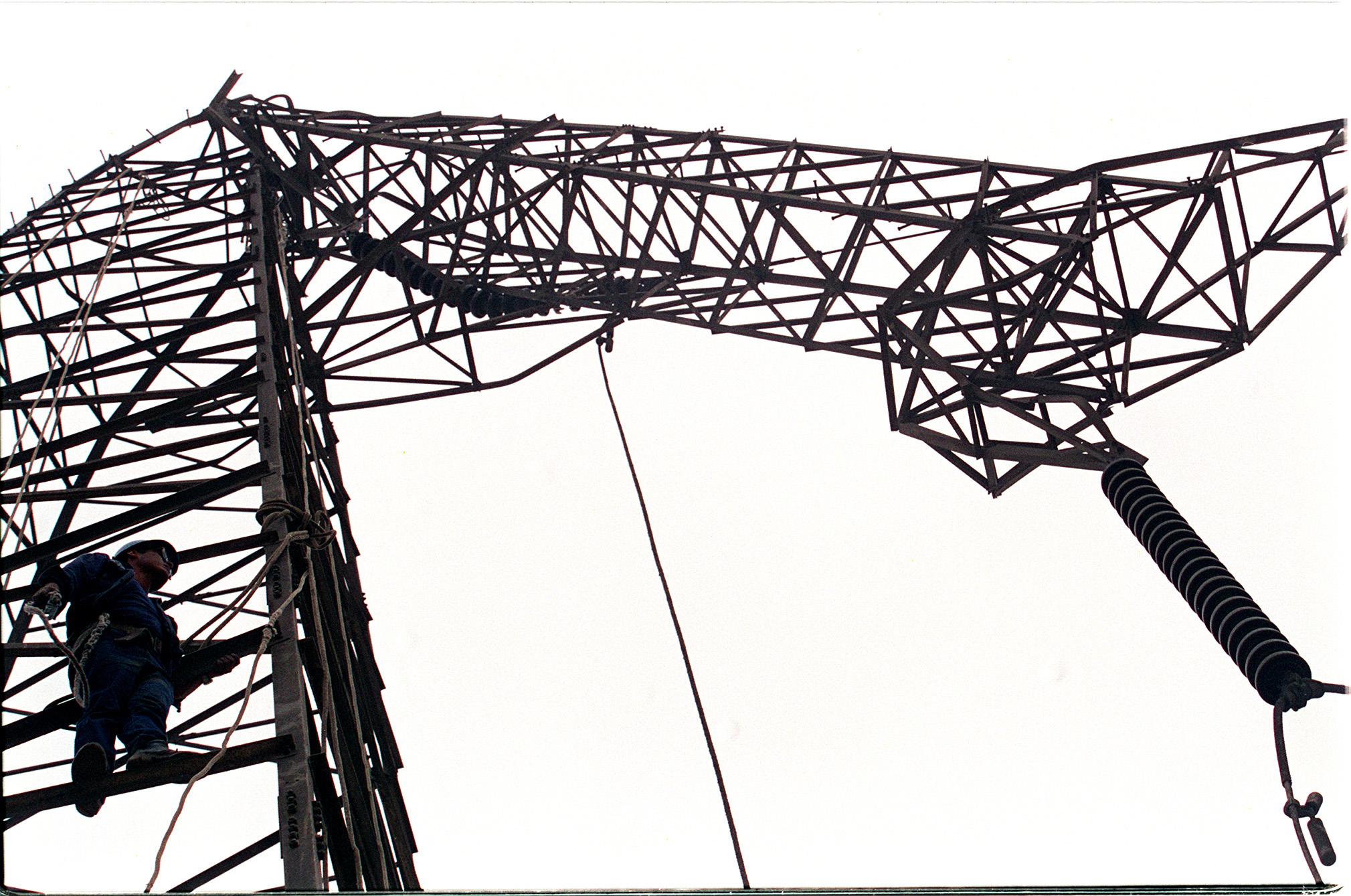 LIMA, 21 DE SETIEMBRE DEL 2000TORRE DE ALTA TENSION, UBICADA EN PUENTE PIEDRA, COLAPSA LUEGO DE QUE DOS TRABAJADORES DE LA EMPRESA DE TRANSMISION DE ELECTRICA CENTRO NORTE (ETECEN) REALIZARAN REPARACIONES. FOTO: ENRIQUE CUNEO / EL COMERCIO 