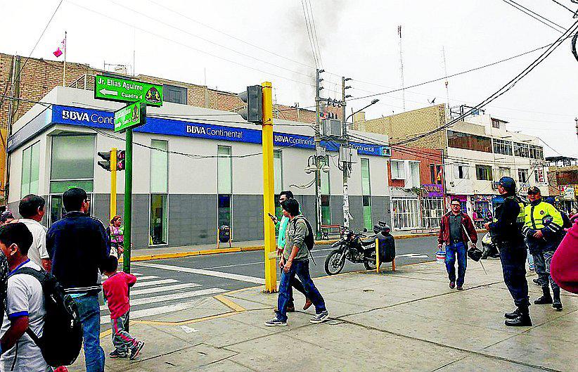Chimbote: Pánico por incendio de poste eléctrico