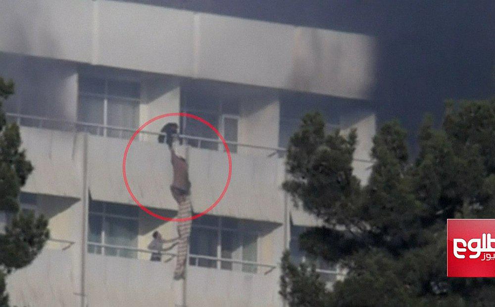 Rehenes de Kabul pudieron escapar de los talibanes atando sábanas por las ventanas (VIDEO) 