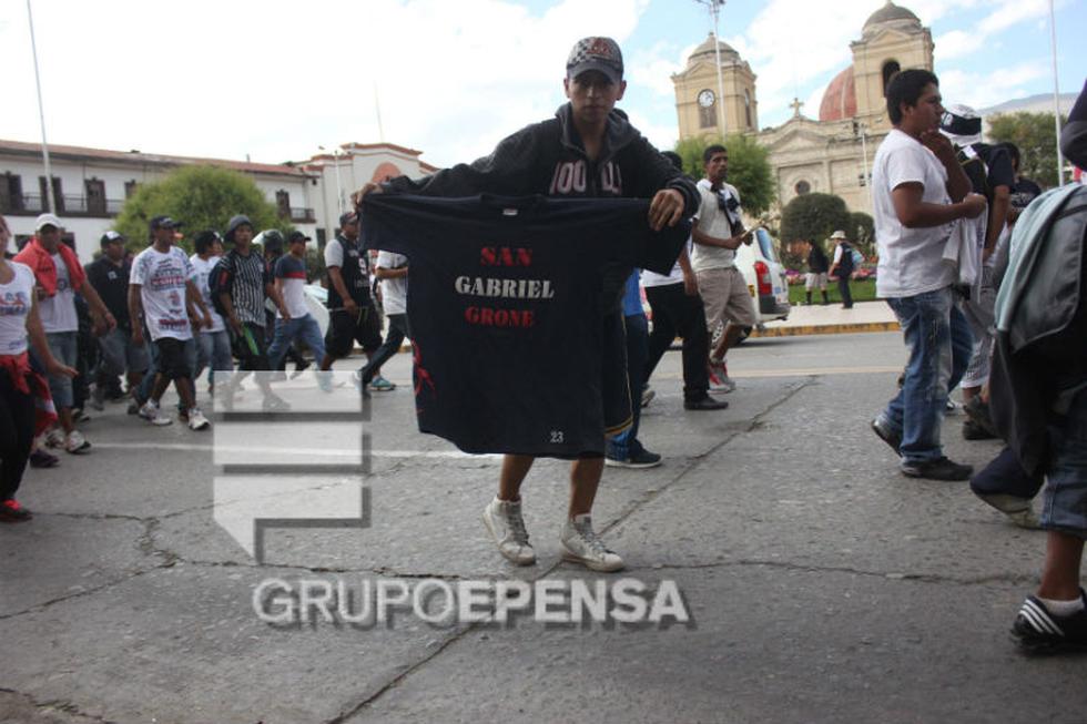 Contingente policial resguarda paso de hinchada aliancista 