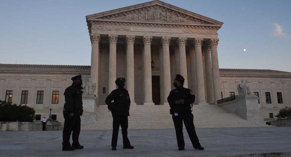 Archivo. Los policías se paran en los escalones de la Corte Suprema, en Washington. (Olivier DOULIERY / AFP).