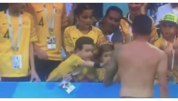 Captan a hincha peruano intentando arrebatarle camiseta de Tim Cahill a un niño (VIDEO)