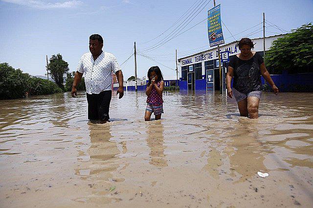 Río Mala: Desborde inunda viviendas, terminal terrestre y compañía de Bomberos (FOTOS/VIDEO)