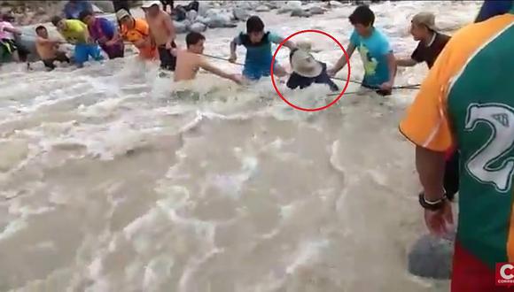 Virú: Mira la arriesgada acción de estas personas para cruzar el río Huamanzaña (VIDEO)