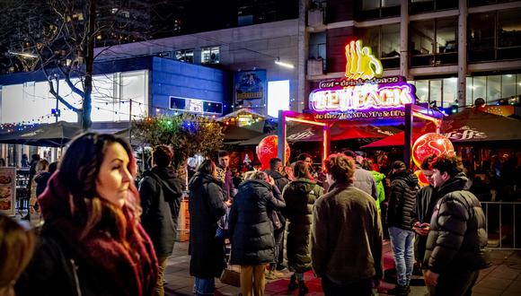 Residentes locales hacen fila para ingresar a un bar en Witte de Withstraat en Rotterdam, el 12 de febrero de 2022, ya que el gobierno planea aliviar las medidas de Covid-19. (Foto: Robin UTRECHT / ANP / AFP)