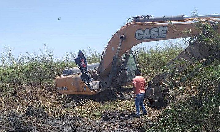 Descolmatan varios tramos de río en Punta de Bombón