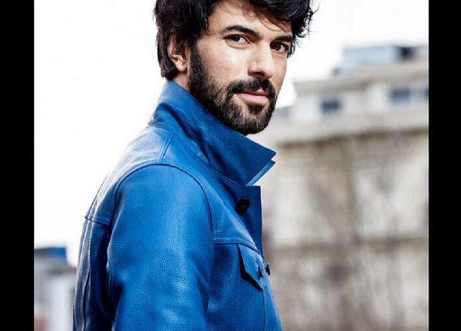 Fatmagül: Engin Akyürek gana premio por papel protagónico en novela (VIDEO)
