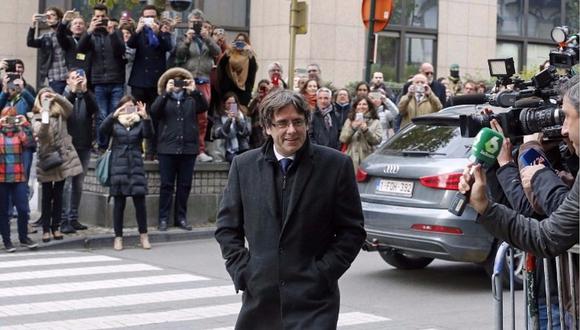 Puigdemont reaparece en público, pero fue sorprendido por reacción de la gente (VIDEO)