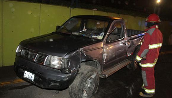 Camioneta se despista en medio de rampa y cae en Panamericana Sur