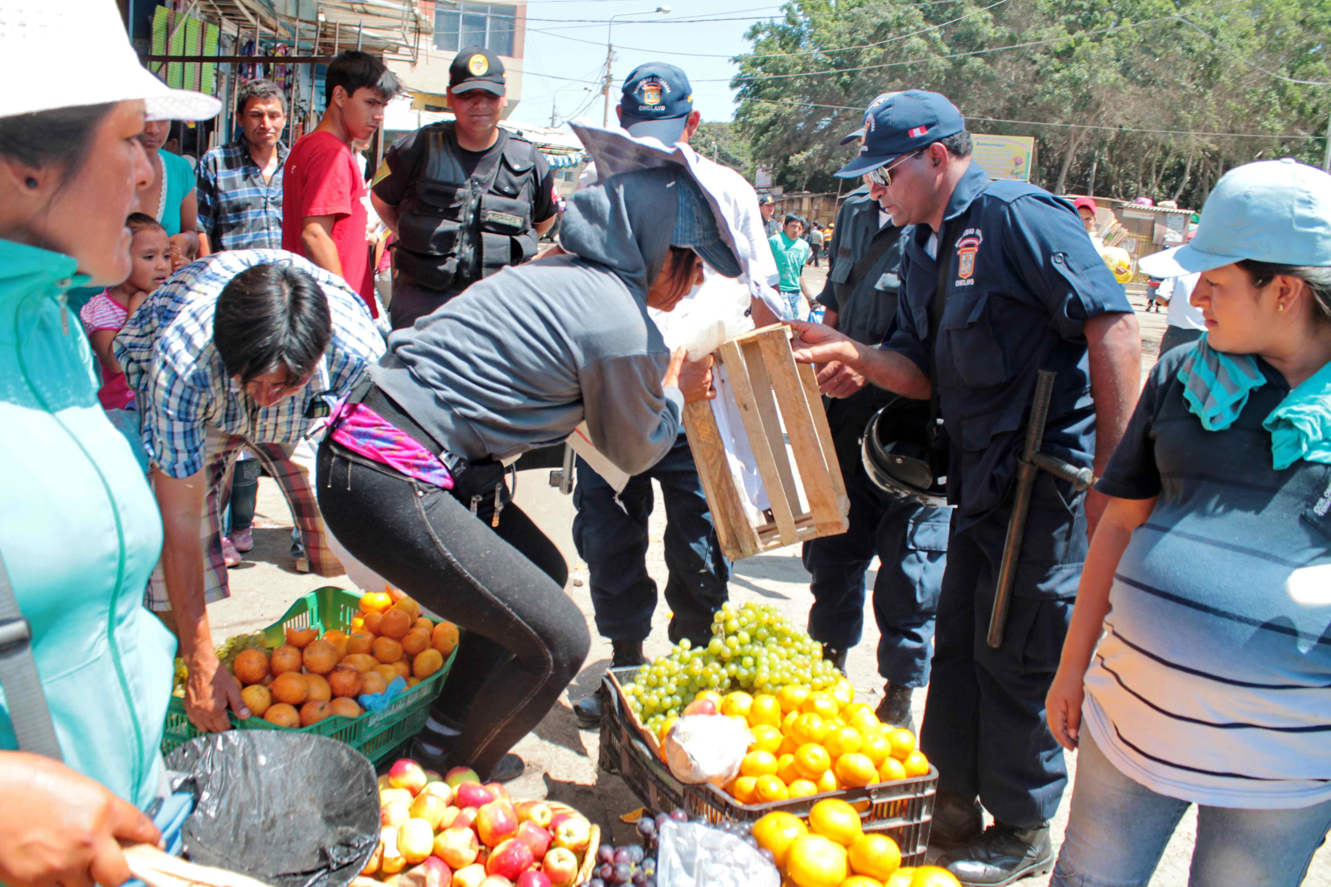 Aplazan reubicación de ambulantes del mercado Modelo 