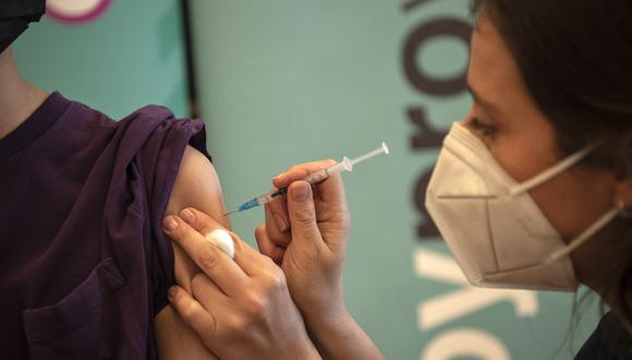Chile se encuentra inmerso en el proceso de vacunación con la tercera dosis o dosis de refuerzo que ya ha sido administrada a 8,9 millones de personas. (Foto: Martin BERNETTI / AFP)