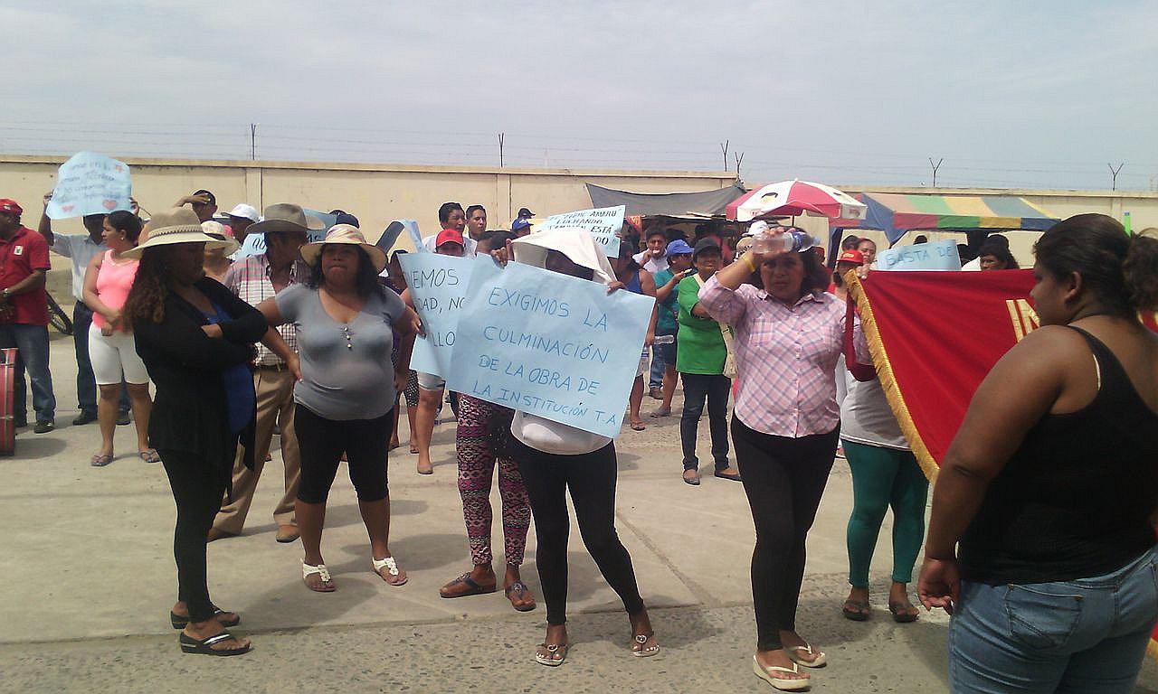 Tumbes: Con plantón en el frontis del GRT exigen la culminación del colegio Túpac Amaru