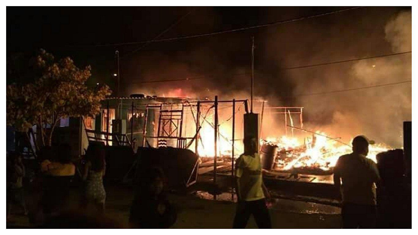 Incendio consume 5 viviendas en Talara (VIDEO)