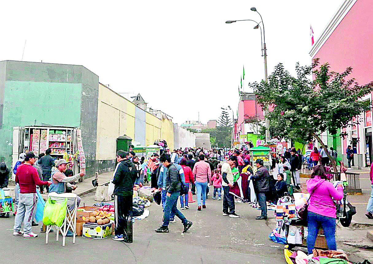 Ambulantes toman jirón Andahuaylas en Mesa Redonda