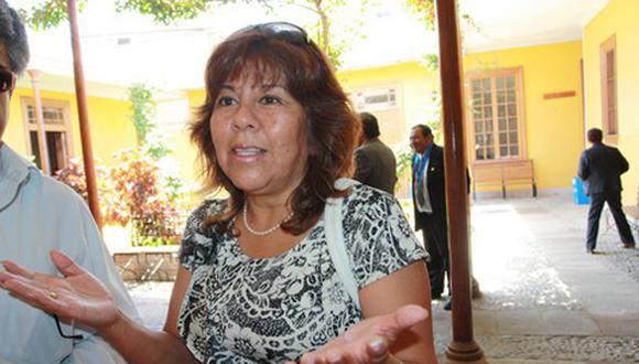 Exregidora critica construcción de columnas en junta vecinal
