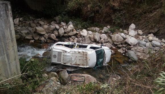 Vehículo turístico con 18 pasajeros se despista y cae a río en Cusco (VIDEO)