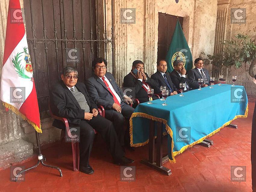 ​45 jóvenes se graduaron del instituto Carlos Baca Flor