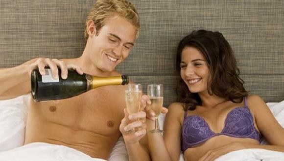 Estudio: Tomar alcohol mejora desempeño sexual