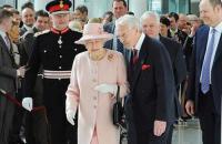 Inglaterra: Reina Isabel sorprendió a pareja al asistir a su boda  