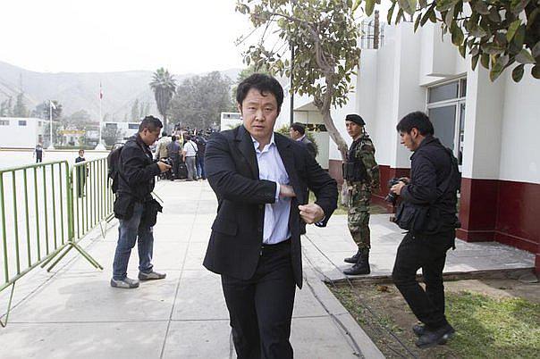 Parada Militar: Kenji Fujimori se toma selfies con población e imita a su padre (VIDEO)