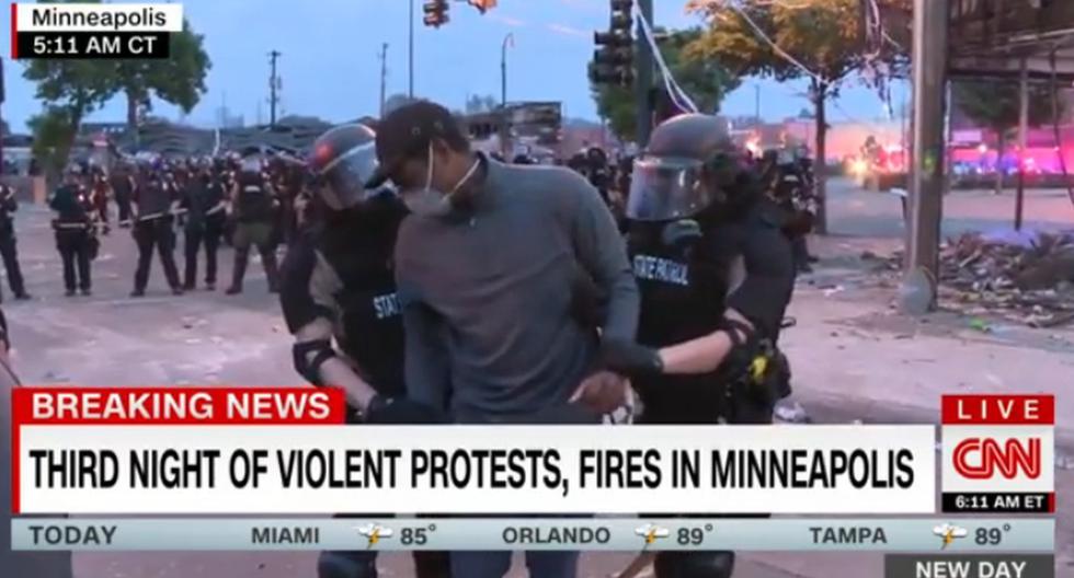 Momento exacto de la detención del reportero de CNN, Omar Jiménez, en medio de las protestas por la muerte de George Floyd en Minneapolis (Estados Unidos).