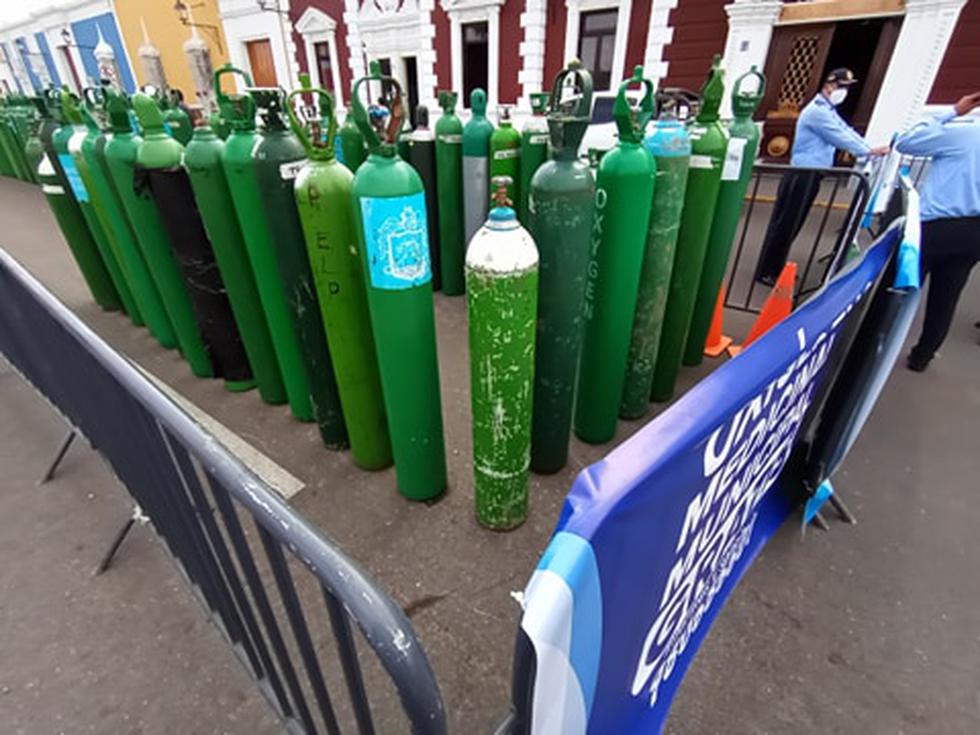 Largas colas de balones de oxígeno de diversos tamaños se aprecian en cola en la planta móvil que está frente al frontis de la Municipalidad Provincial de Trujillo (Foto: Randy Reyes)