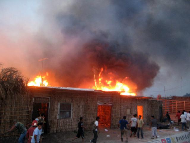 Dejan vela encendida y se quema su casa