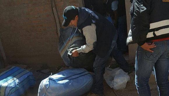 Juliaca: policía fiscal incauta 38 fardos de ropa usada