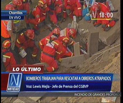Bomberos intentan rescatar a dos obreros atrapados en derrumbe