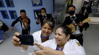 México: Médicas que atienden pacientes con COVID-19 reciben regalos por Día de la Madre (FOTOS)