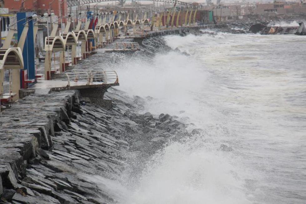 Fuerte oleaje afecta calles de Chimbote