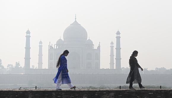 Los visitantes caminan en el complejo Mehtab Bagh detrás del Taj Mahal. (Foto de Sajjad HUSSAIN / AFP)