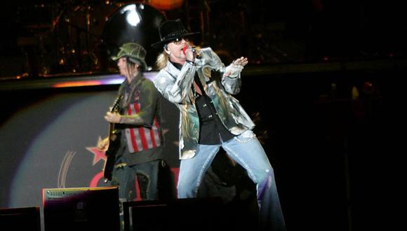 Guns N' Roses. En la foto Axl Roses, vocalista de la banda, durante su concierto en 2010. El rector de la UNMSM, Orestes Cachay, dijo que los conciertos en la casa de estudios se suspenden por el coronavirus; por lo que la presentación de los músicos ya no será en marzo. Foto: El Comercio.