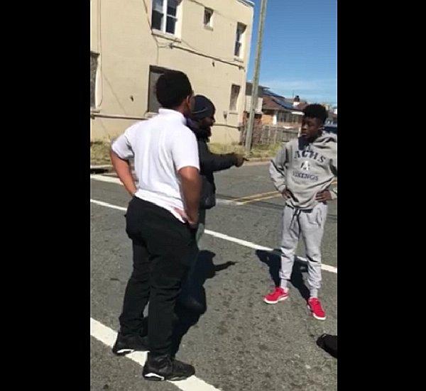 ​Facebook: hombre que detiene pelea callejera se vuelve viral por esta razón